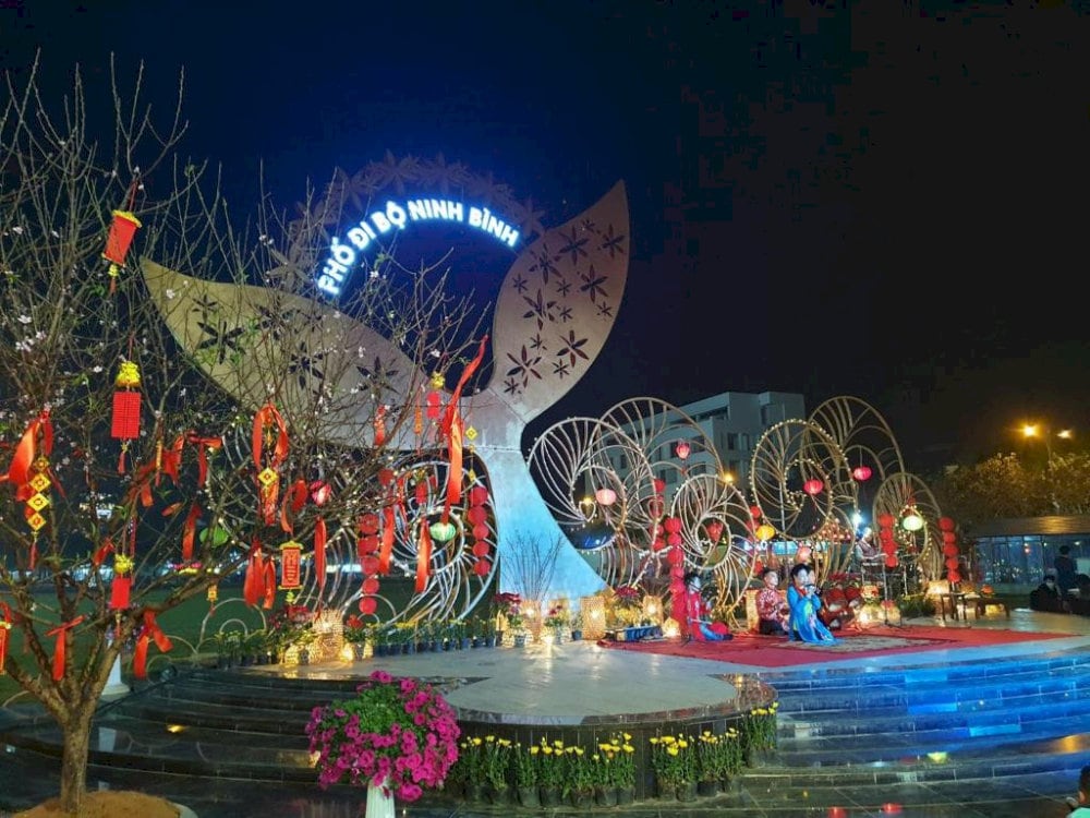 Ninh Binh Night Market is also the place where cultural and artistic programs take place 